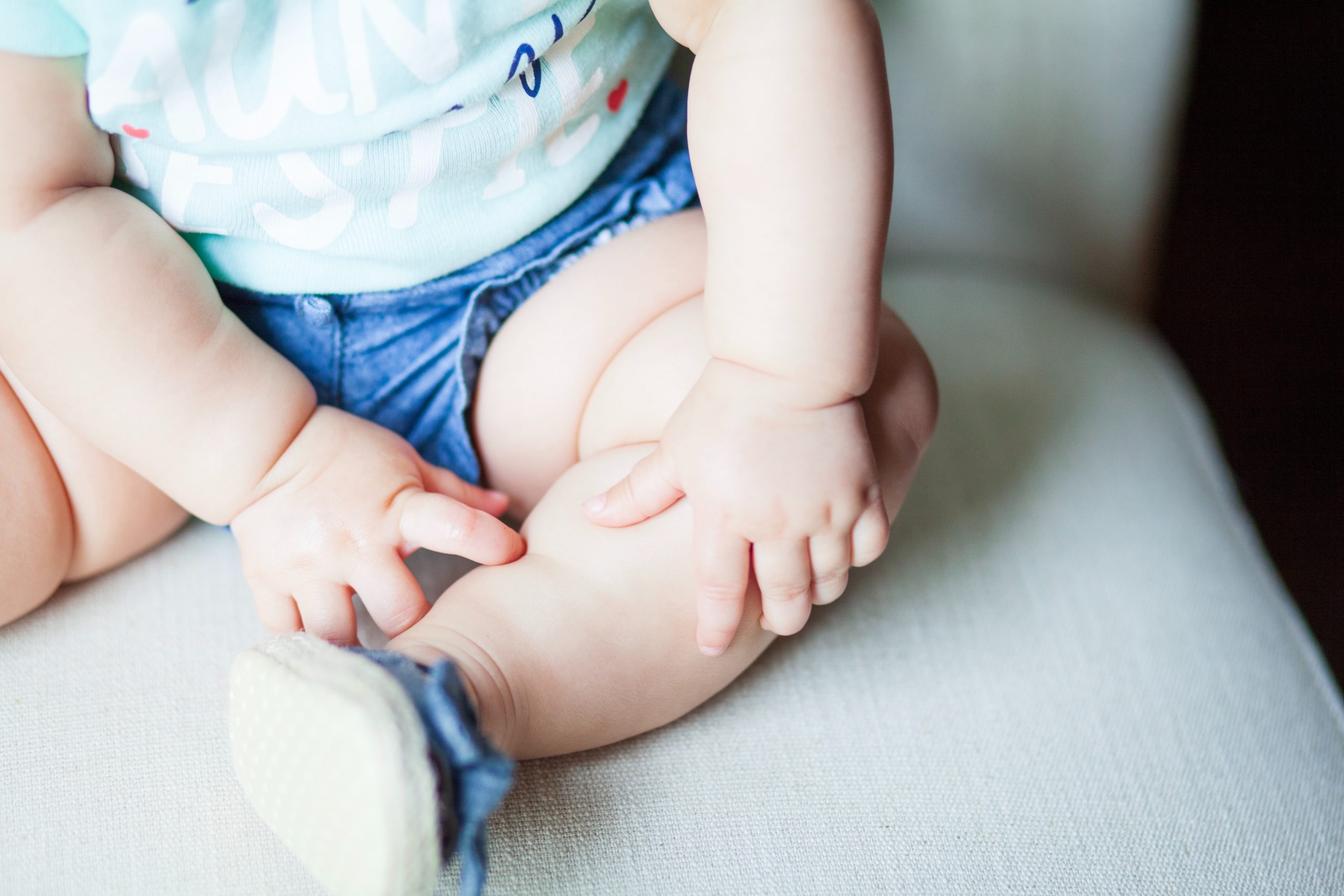 股関節脱臼の原因 赤ちゃんの足の動きに注意しましょう Makosodate 保健師による子育て応援ブログ